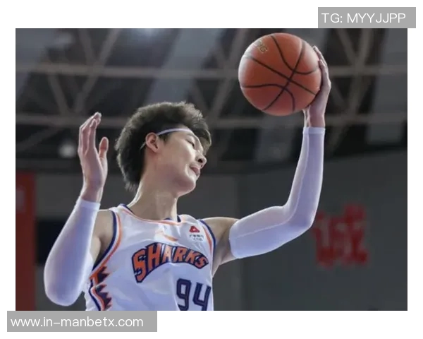 王哲林高效表现令人期待青岛虽遭遇开局困境但仍不放弃拼搏精神